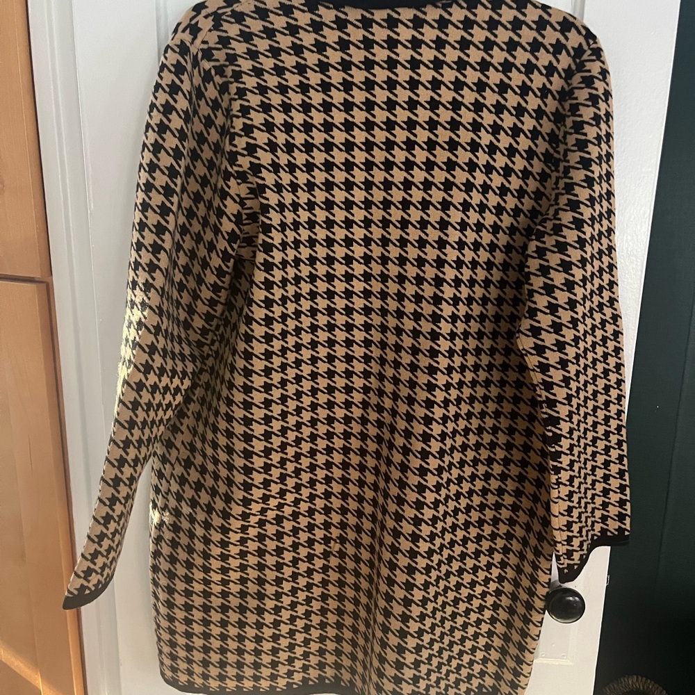Ann Taylor Black and Tan Houndstooth indoor coatigan - Picture 3 of 4